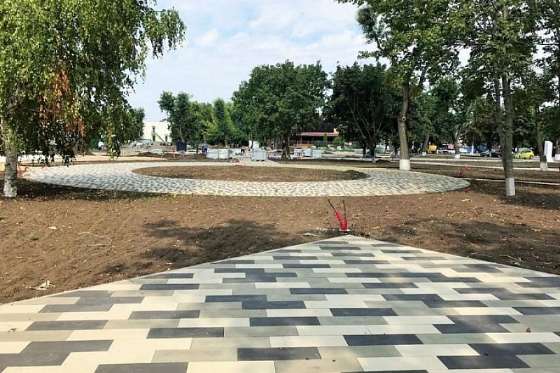 Благоустройство центрального парка Тихорецка в рамках нацпроекта «Жилье и городская среда» выполнили на 40%