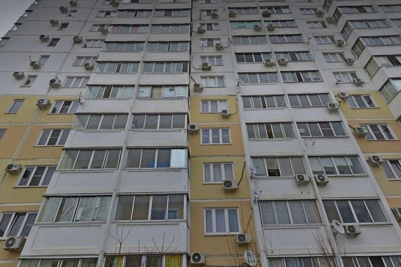 В Новороссийске девушка выпала с 14-го этажа многоквартирного дома