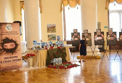 «Посмотри в глаза героям». Выставку портретов участников СВО открыли в Сочи