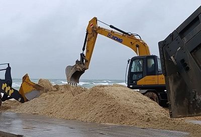 На участок пляжа в Витязево под Анапой отсыпают 45 тысяч кубометров чистого песка 