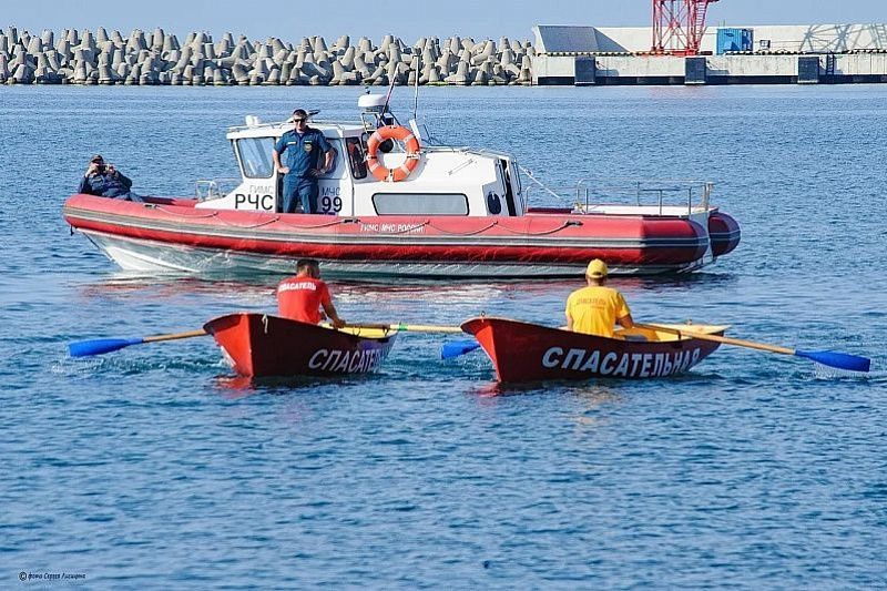 Гонки на лодках, первая помощь, транспортировка утопающего: в Сочи определили лучших пляжных спасателей
