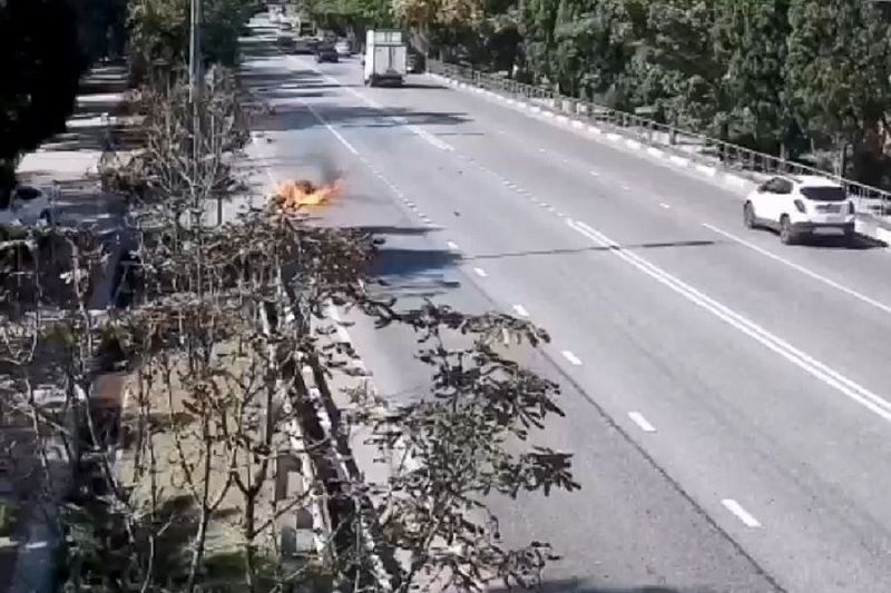 В Сочи после жесткого столкновения с ВАЗ-2106 загорелся мопед. Водитель госпитализирован (видео)