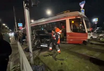 22-летняя девушка на внедорожнике снесла трамвай с рельсов в Краснодаре