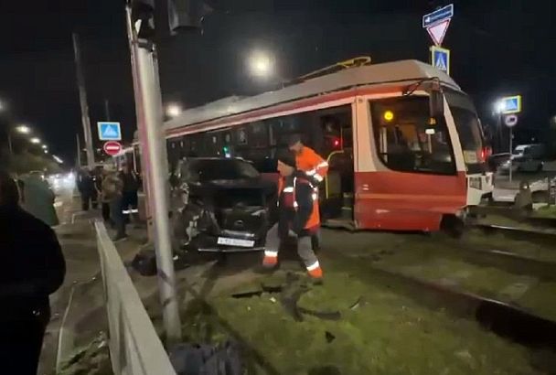 22-летняя девушка на внедорожнике снесла трамвай с рельсов в Краснодаре