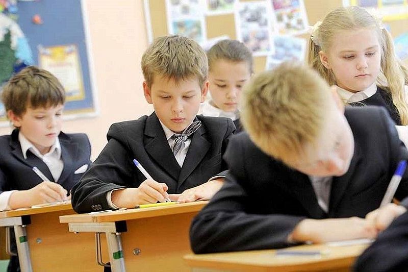 Путин поручил сократить использование рабочих тетрадей в школах 