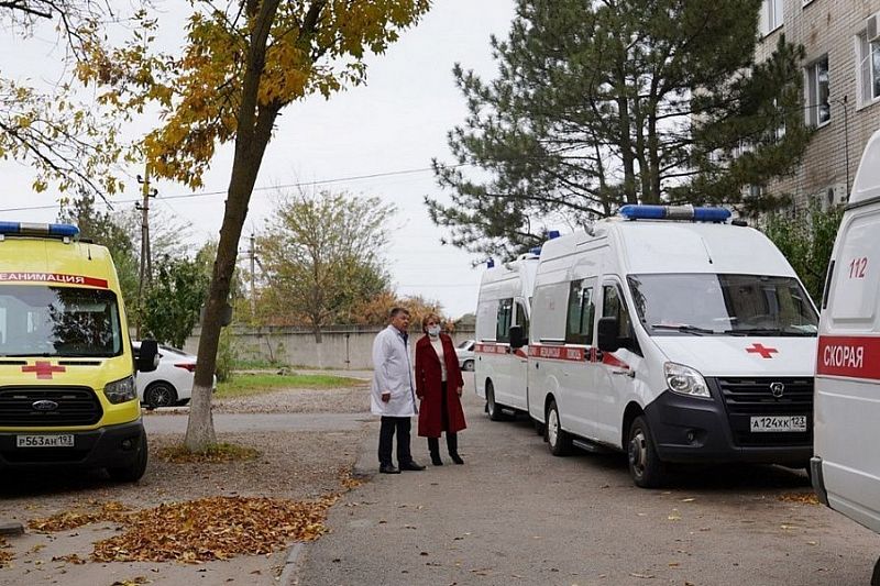 Центральная районная больница Приморско-Ахтарска получила медицинское оборудование и автомобили