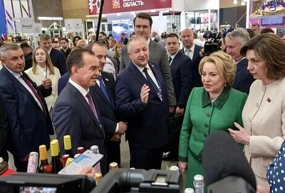 Валентина Матвиенко посетила стенд Краснодарского края на Форуме регионов Беларуси и России