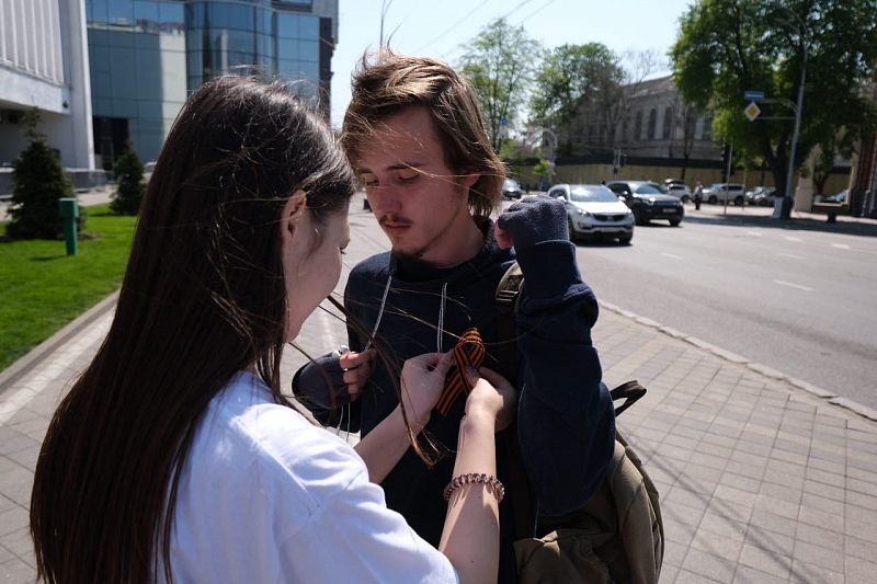 На улицах Краснодара начали раздавать «Георгиевские ленточки»