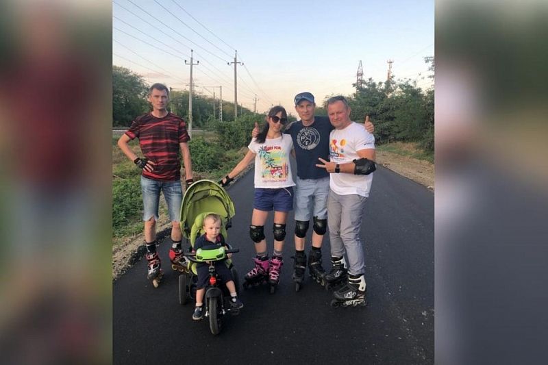 Обещал и поехал: мэр Тимашевска прокатился по отремонтированной дороге на роликах (видео)