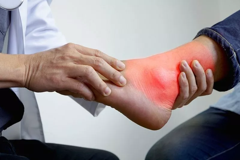 Если хоть раз в месяц у вас резко болит нога: вот в каком возрасте это может стать признаком опасной болезни