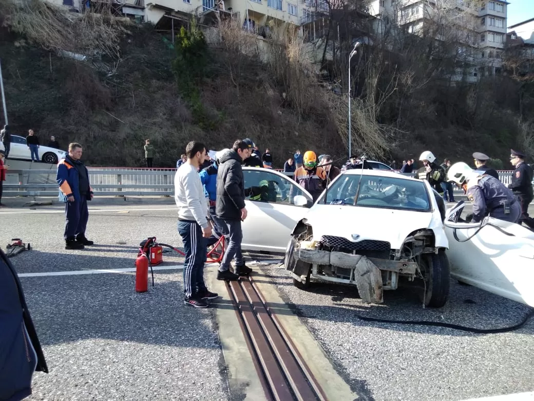 В числе пострадавших в массовом ДТП с участием трех автомобилей есть дети