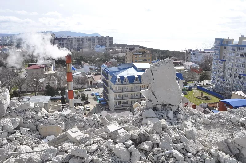 Демонтаж осложняется тем, что самострой находится рядом с другими зданиями в центре Анапы 