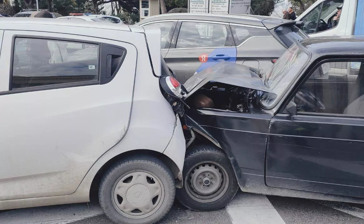 Девушка на ВАЗе протаранила четыре автомобиля в Сочи и попала в больницу. 1  февраля 2024 г. Кубанские новости