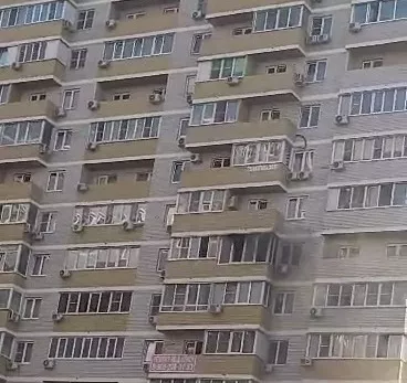 В Краснодаре эвакуировали 30 человек из-за горящего балкона многоэтажки