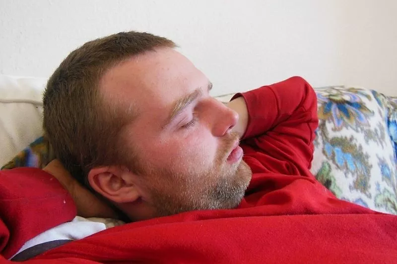 Спите спокойно: назван неожиданный, но очень эффективный способ избавиться от ночного храпа