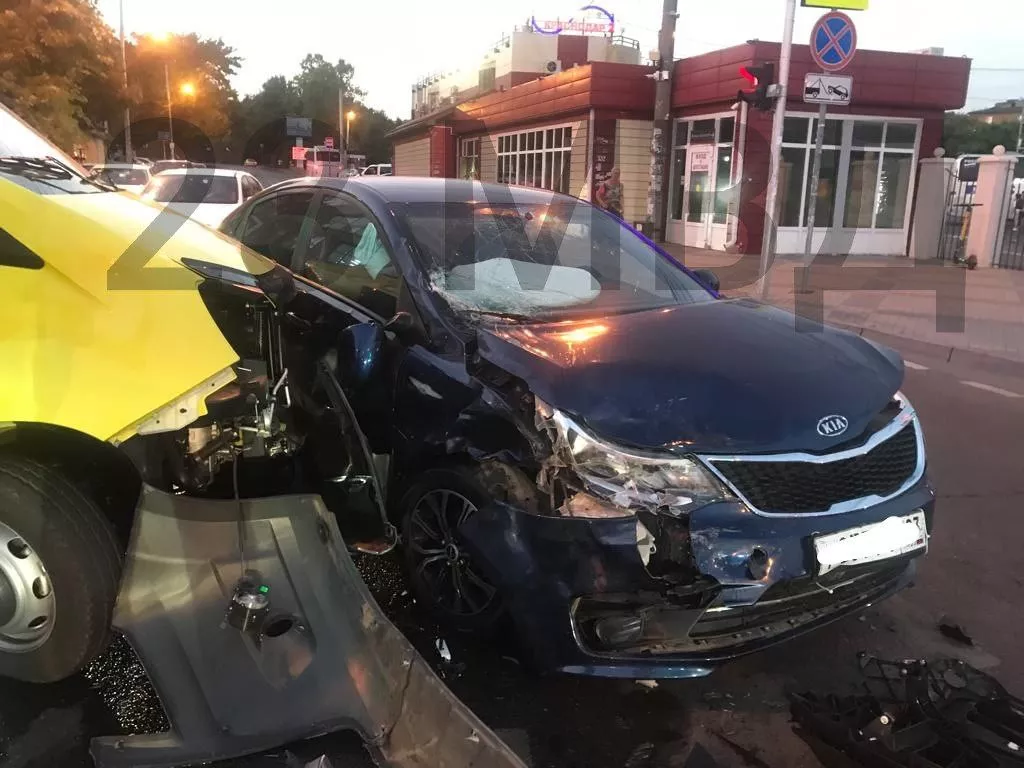 В Краснодаре попавшая в ДТП машина скорой помощи везла в больницу  пострадавших с места аварии. 8 августа 2023 г. Кубанские новости