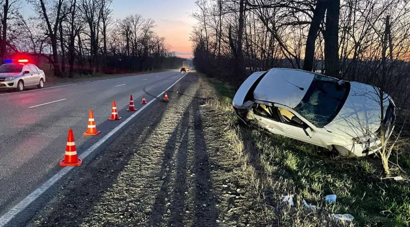 Жительница Адыгеи на «Ладе Гранте» зацепила автокран и врезалась в ...