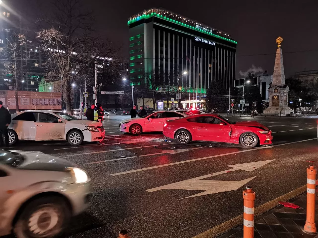 В центре Краснодара Ford Mustang сбил полицейского и протаранил две иномарки