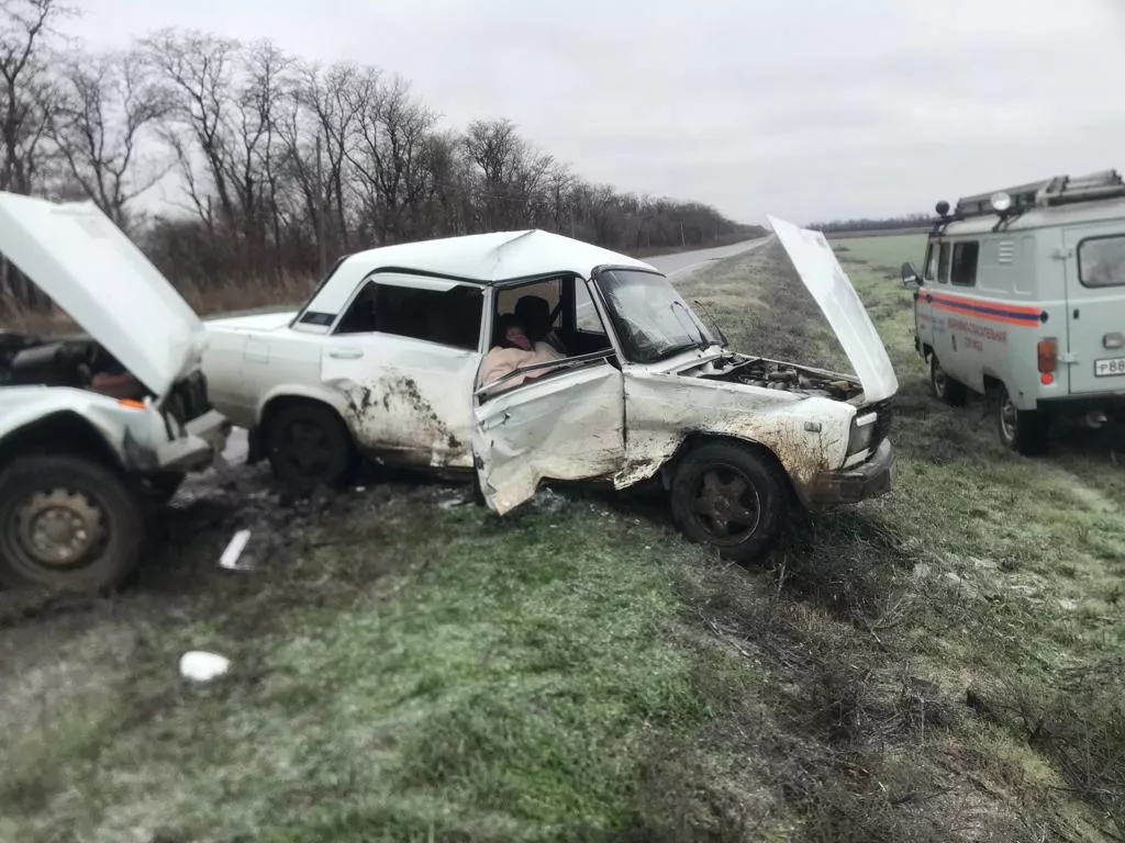 Две женщины пострадали в лобовом ДТП с легковушками на Кубани. 14 декабря  2023 г. Кубанские новости