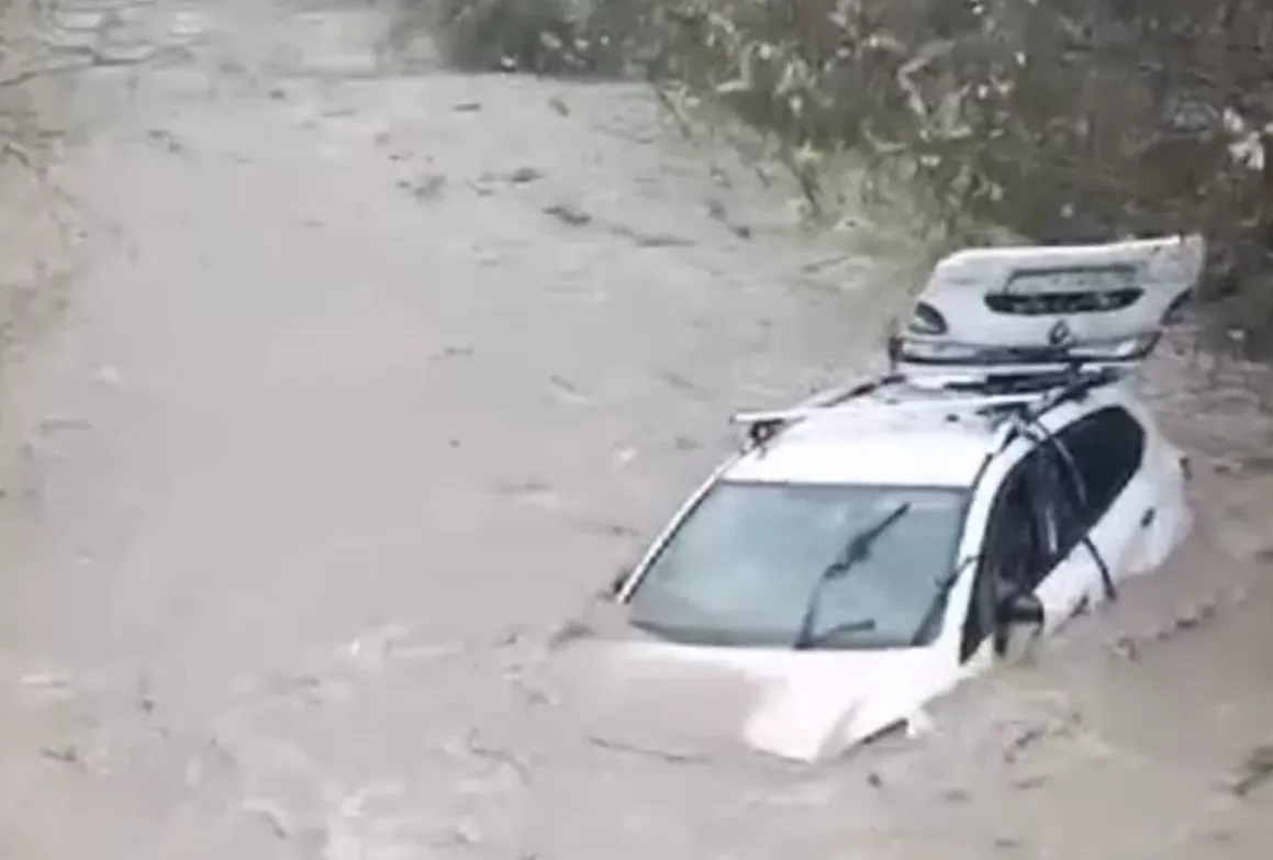 Унесло автомобиль, смыло пляжи и подтопило улицы: непогода обрушилась на  Геленджик. 25 ноября 2023 г. Кубанские новости