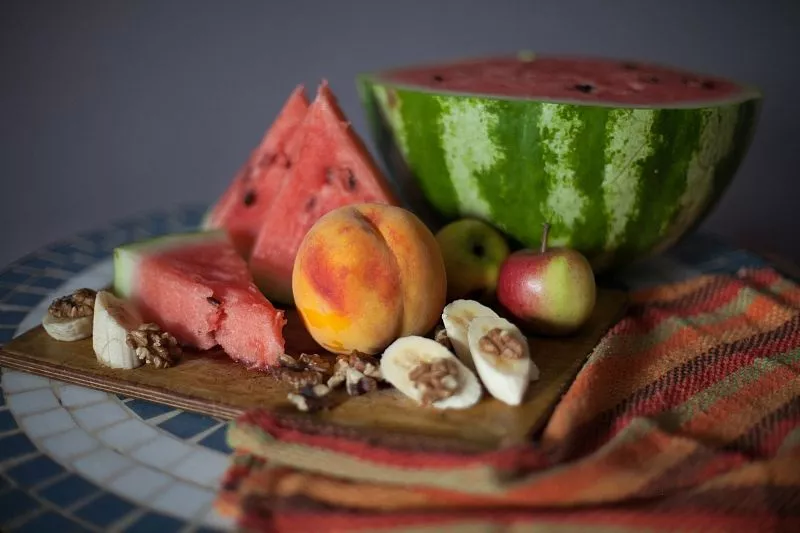 Чтобы не было отеков в жару, терапевт посоветовала употреблять эти фрукты и овощи