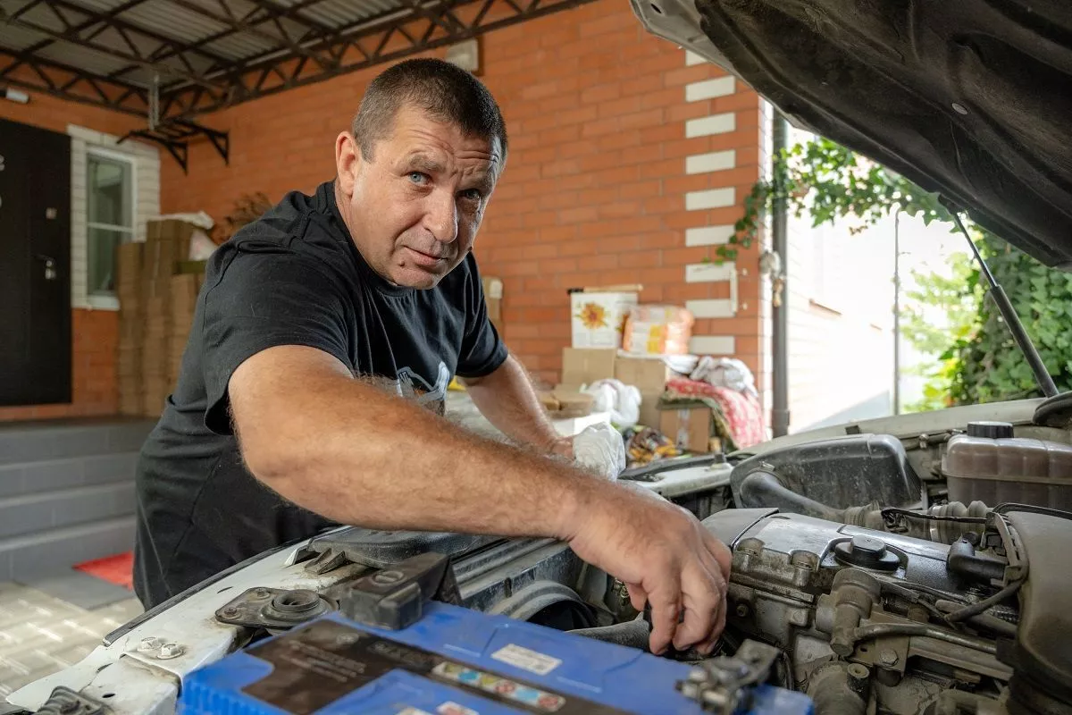 По самым приблизительным подсчетам, в багажнике своей небольшой машины волонтеров Брежневых за многие месяцы доставили бойцам около 30 тонн грузов. 