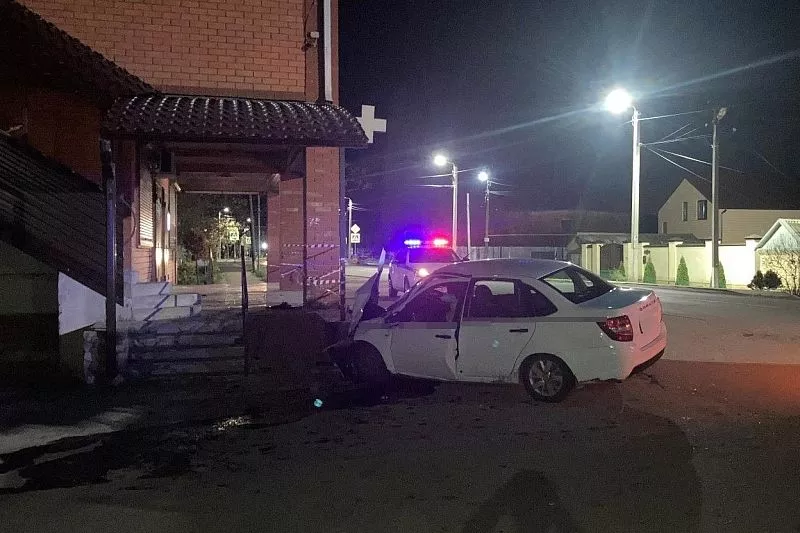 Краснодарец на «Ладе Гранте» въехал в крыльцо дома. Есть пострадавшие ...