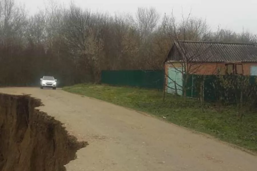 Эта дорога ведет в хутора Северный, Малахаткин, улицы Овражная, Окрайная, Набережная.