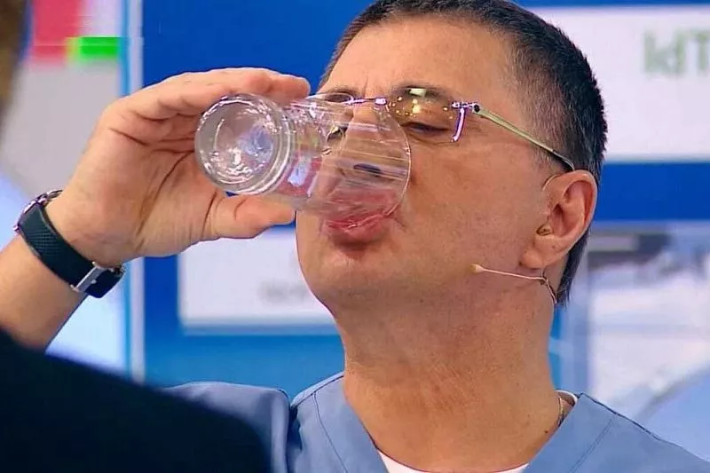 Не 2 – 3 литра воды в день, а 500 мл: доктор Мясников рассчитал, сколько и какой жидкости нужно вашему организму