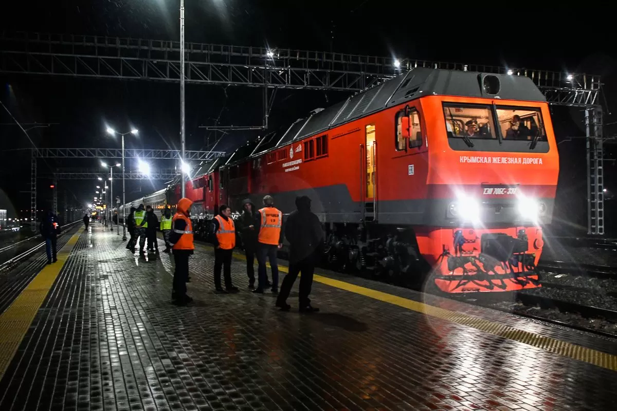 Первый пассажирский поезд в ночь на 25 декабря прошел по Крымскому мосту -  Кубанские новости