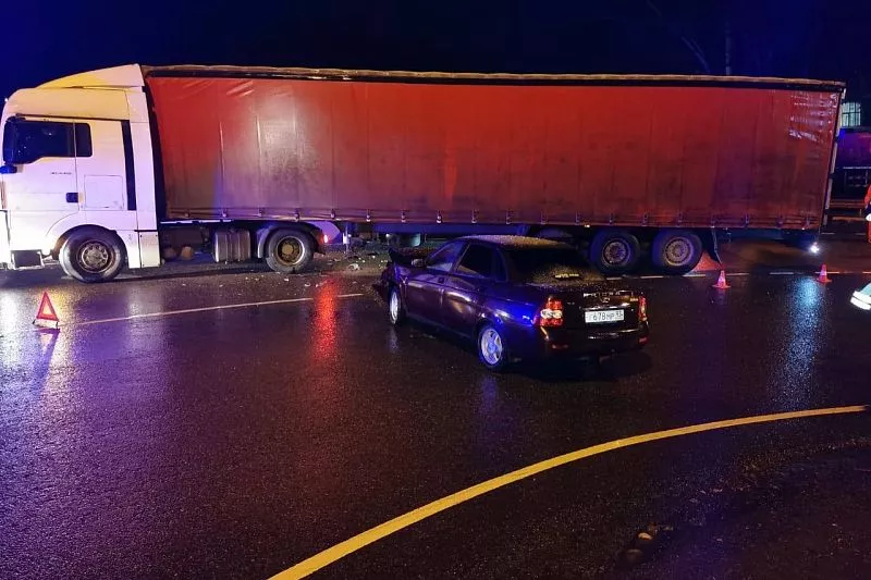 Легковушка врезалась в фуру под Сочи. Три человека пострадали, двое из ...