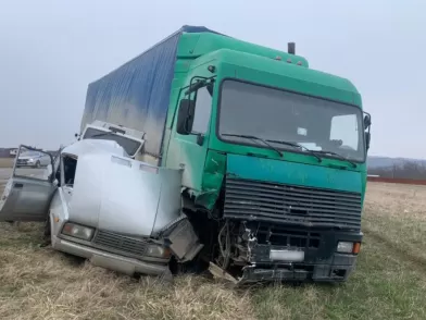 В Адыгее полиция устанавливает личность погибшего в ДТП с грузовиком водителя ВАЗа