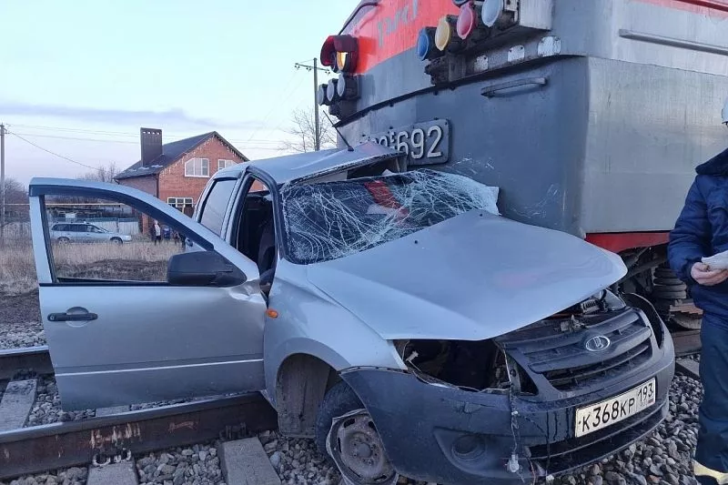 На Кубани водитель «Лады» выехал на переезд и столкнулся с поездом. Он погиб