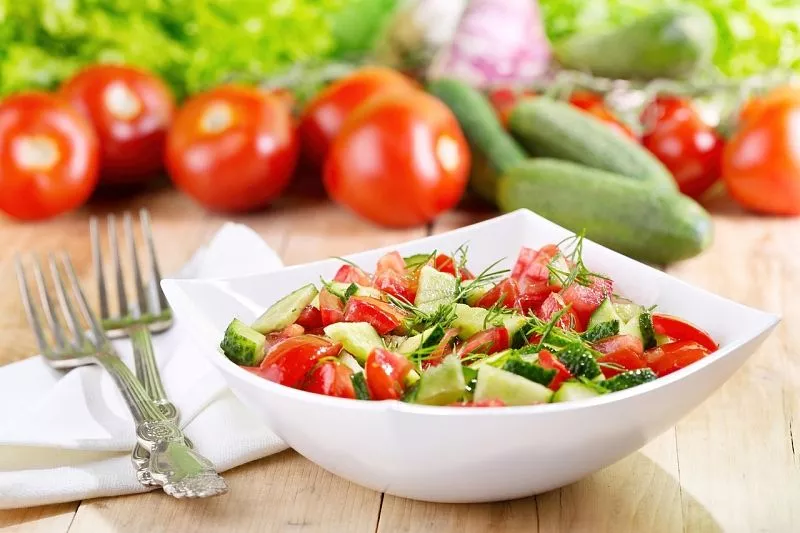 Страдают печень и почки: вот почему вам лучше не делать свой любимый салат из этих овощей