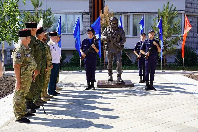 Памятник героям спецоперации открыли в Приморско-Ахтарске 22 августа