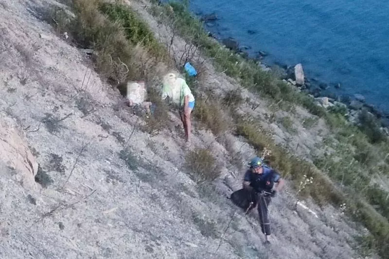 Под Новороссийском мужчина с ребенком застряли на крутом склоне горы