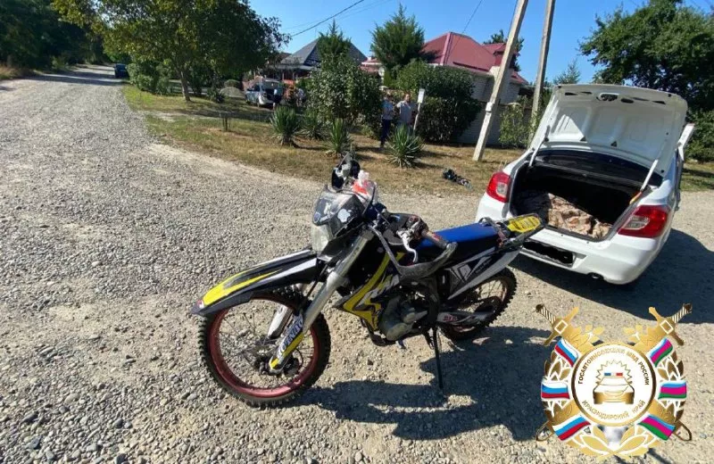 На Кубани подросток на мотоцикле столкнулся со скутером. Трое в больнице