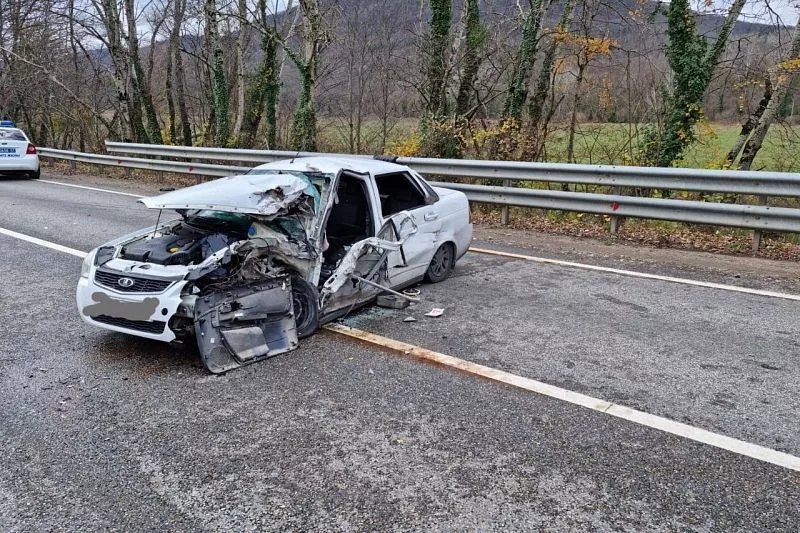 «Лада Приора» превратилась в груду металла после столкновения с ГАЗом ...