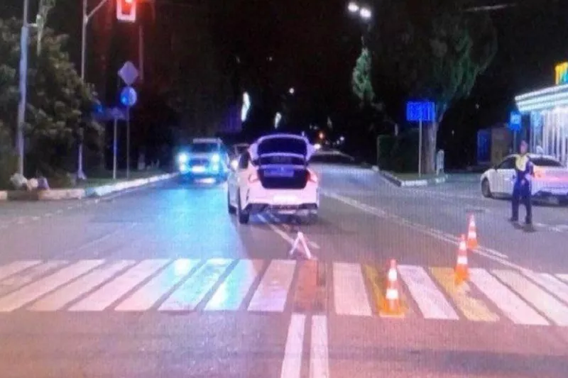 В Сочи пьяный пешеход переходил дорогу на красный свет и попал под колеса иномарки