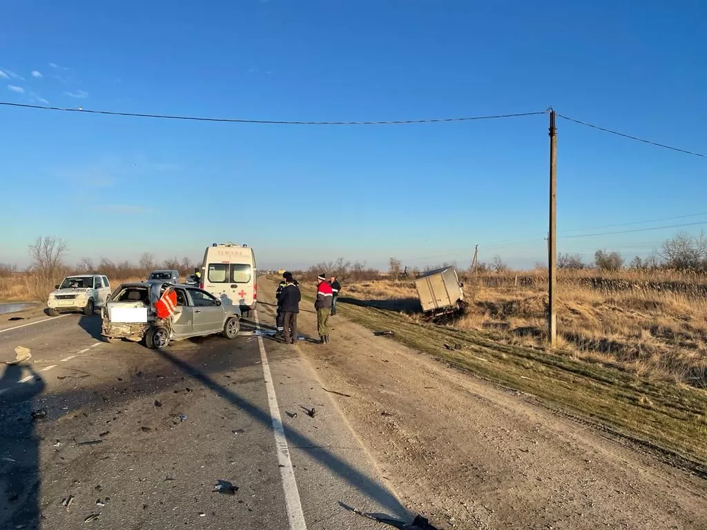 На Кубани в ДТП с двумя машинами и пассажирским автобусом пострадали пять  человек