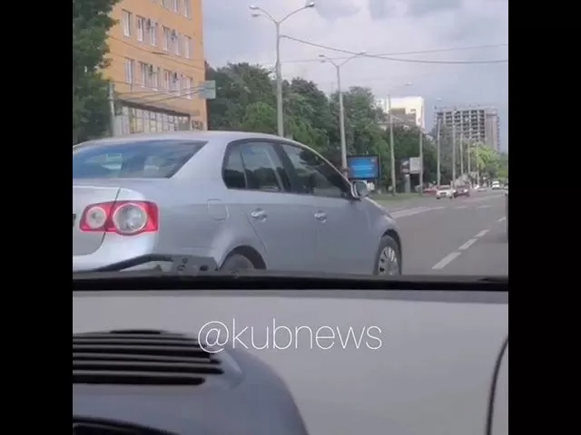 В центре Краснодара полуголый мужчина бросался под машины