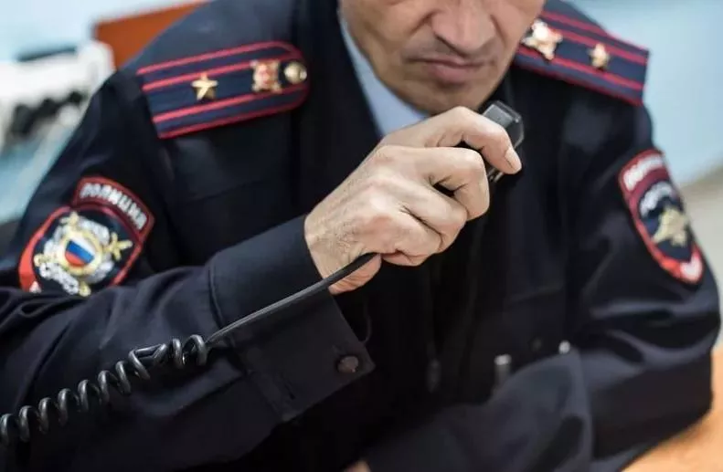 В Красноярском крае задержали мужчину, порезавшего колеса машине скорой помощи и угрожавшего медикам