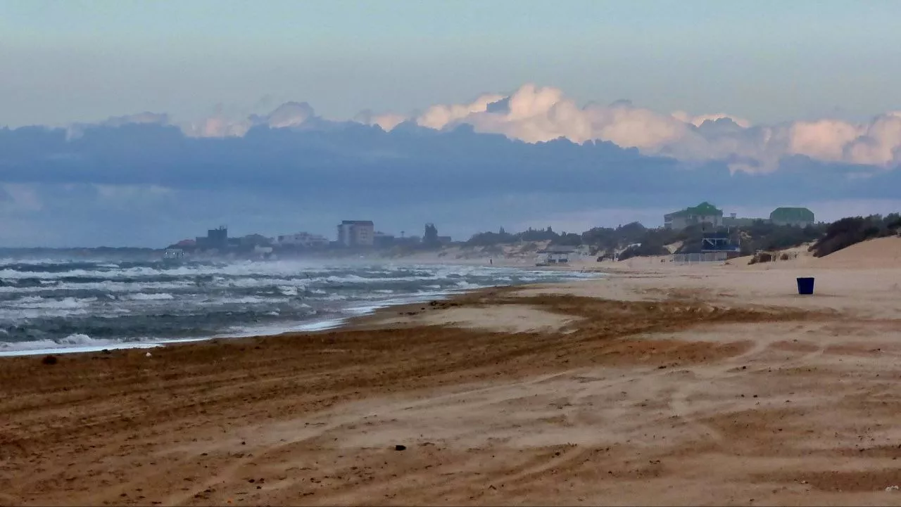 Анапа ураган. Пляж Анапы после шторма. Море пляж и ураган надвигается. Море Приморский край шторм. Пляж 2022.