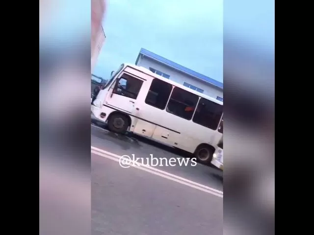 В Краснодаре столкнулись рейсовый автобус и большегруз