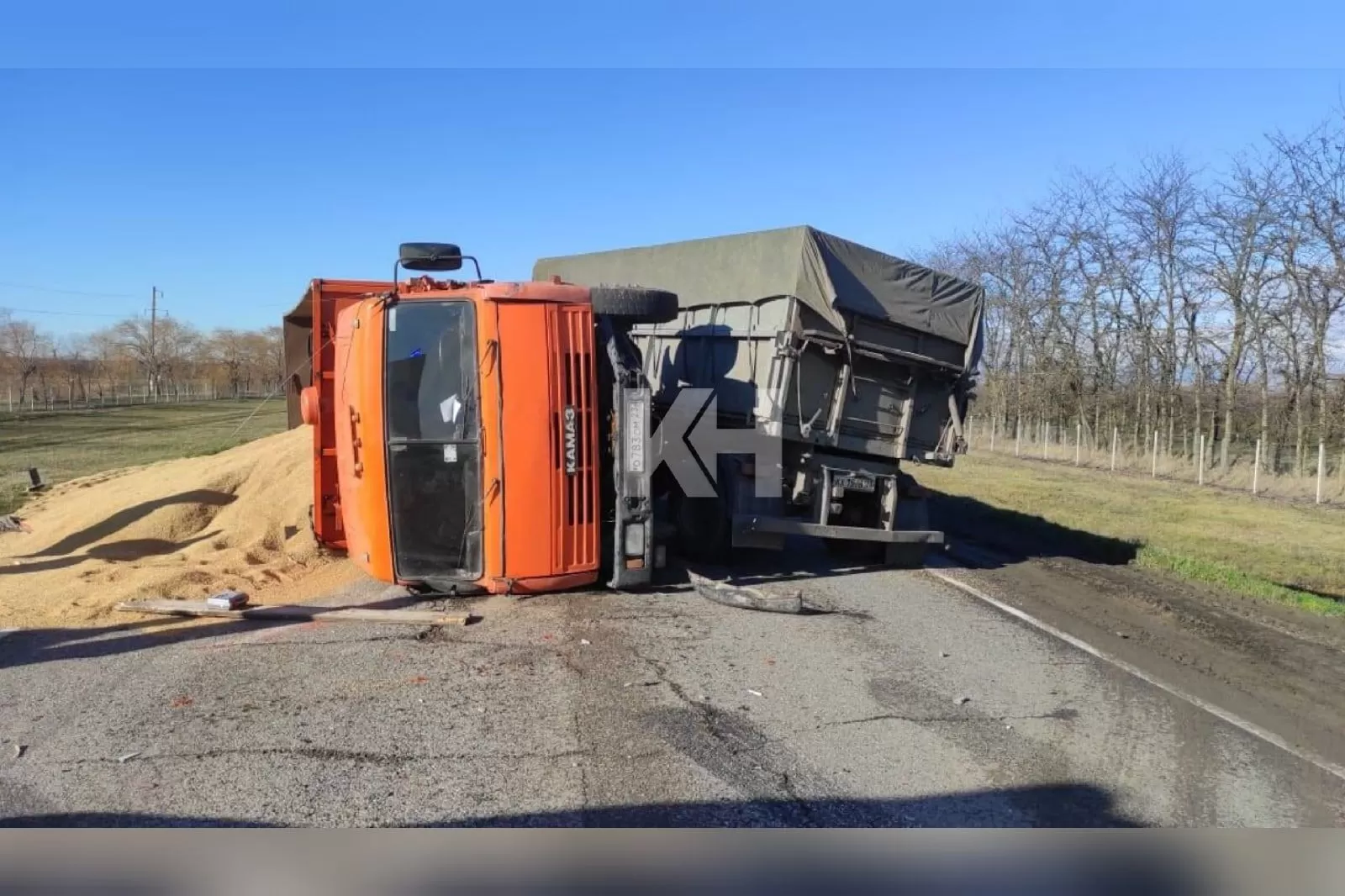 В Краснодарском крае после жесткого ДТП опрокинулся КамАЗ с прицепом