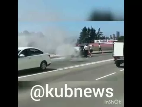 В Сочи на трассе сгорела иномарка