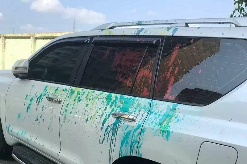 Ночью в Краснодаре неизвестные облили зеленкой автомобиль и прокололи ...