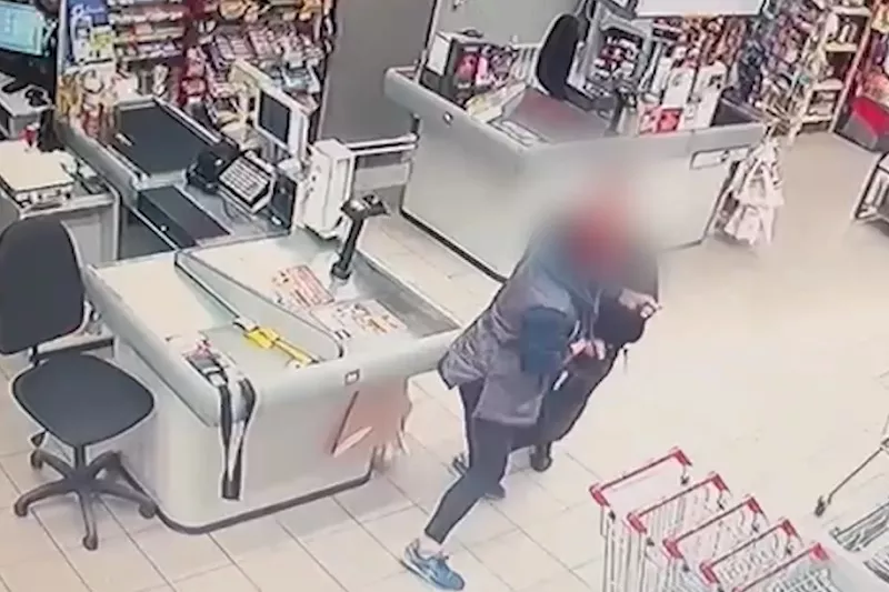 Засунул банку в штаны и напал на женщину. Житель Кубани задержан за дерзкое ограбление супермаркета