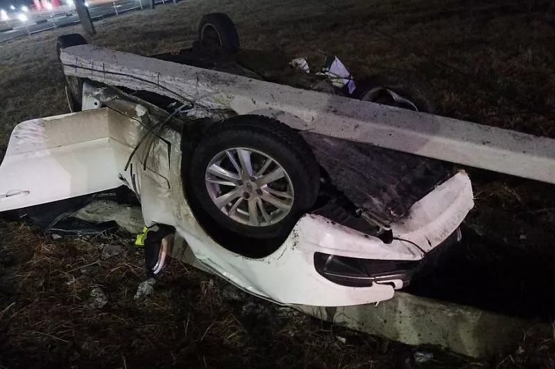 На Кубани пьяный водитель на «Ладе Гранте» снес столб и опрокинулся. 6 ...