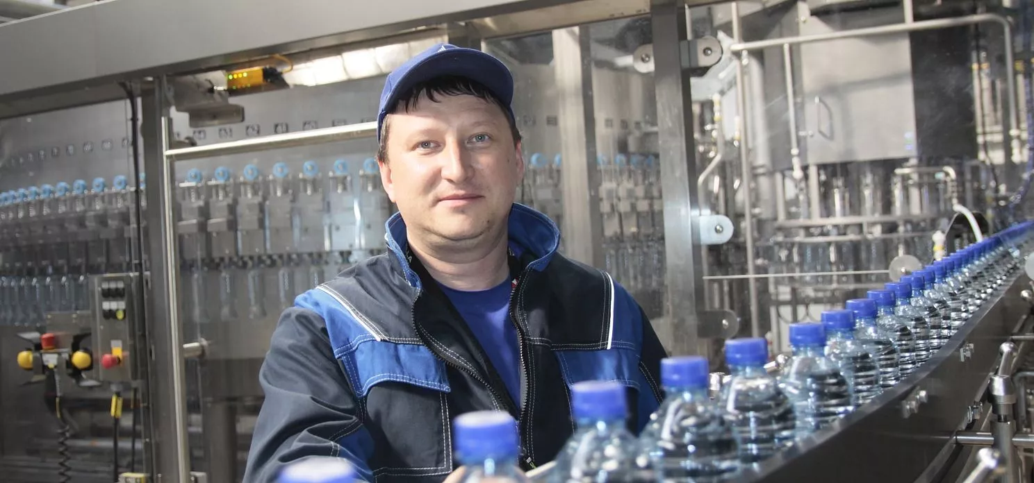 Оператор линии розлива предприятия – резидента промышленного парка Алексей Ловягин на вверенном ему участке работы.